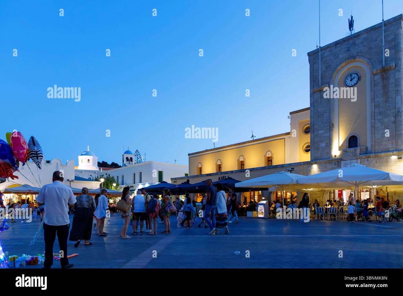 Platia Elefetheriias (Freiheitsplatz, Marktplatz) mit Markthalle, Kirche Agia Paraskevi und Café Aigli (Aegli) in Kos-Stadt auf der Insel Kos in Griechenland Stockfoto