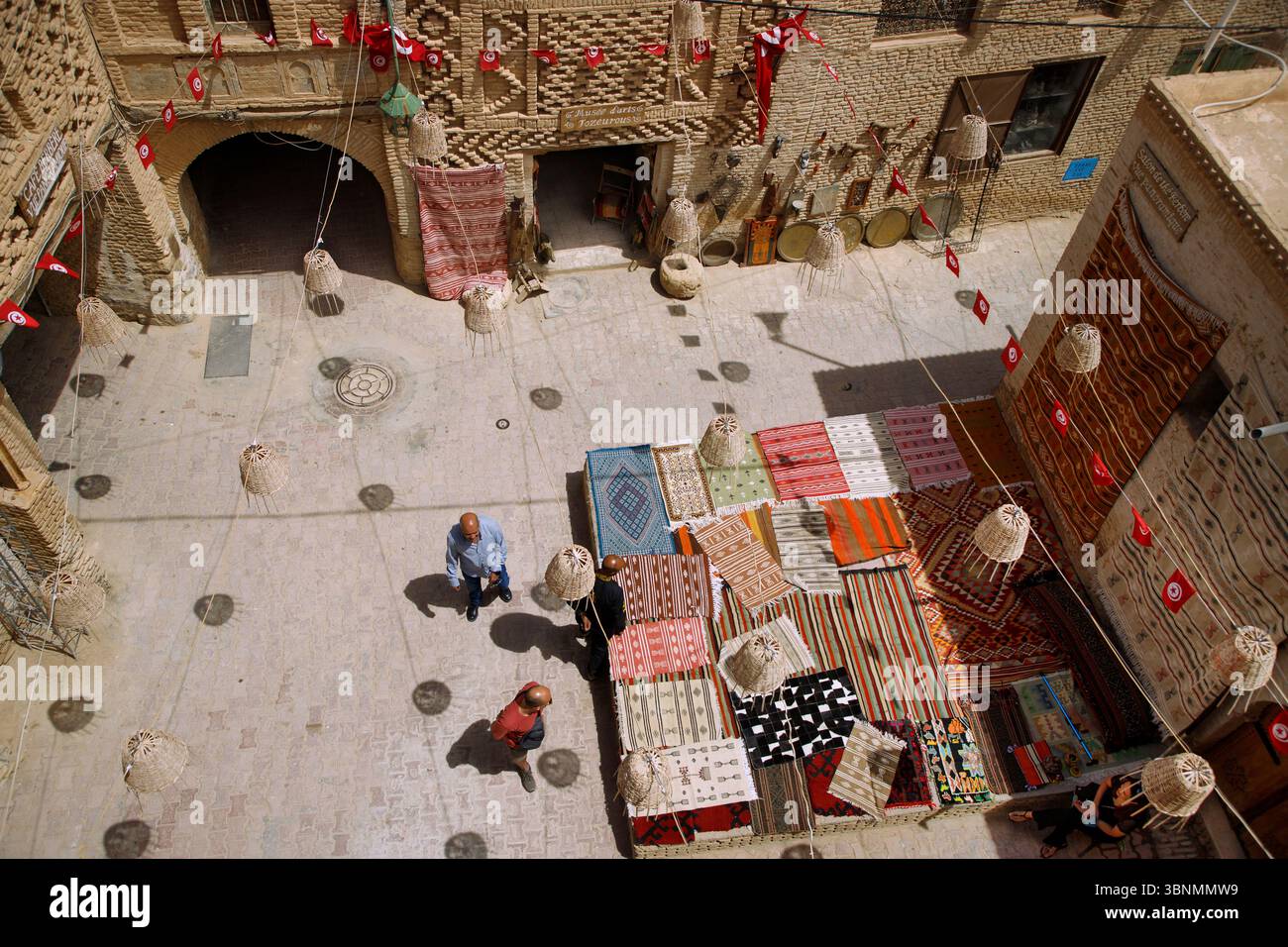 Typische Lehmziegelarchitektur und Musée d'Art Touzeurous von der Dachterrasse des Cafe des Berbers in der Altstadt (Ouled el-Hadef, Medina) der Oasenstadt Tozeur, Tunesien Stockfoto