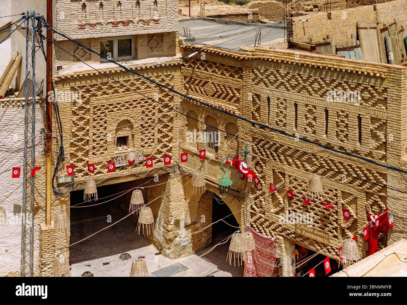 Typische Lehmziegelarchitektur und Musée d'Art Touzeurous von der Dachterrasse des Cafe des Berbers in der Altstadt (Ouled el-Hadef, Medina) der Oasenstadt Tozeur, Tunesien Stockfoto