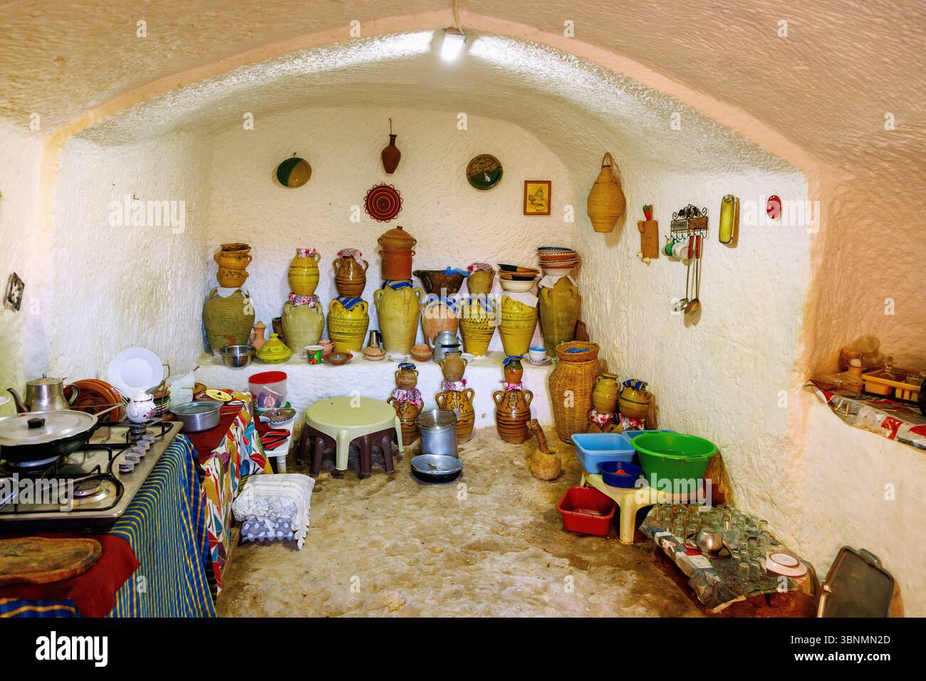 Berbermuseum (Musee Berbere de Tamezret), Innenraum einer Höhlenwohnung im Berberdorf Tamezret, Tunesien Stockfoto