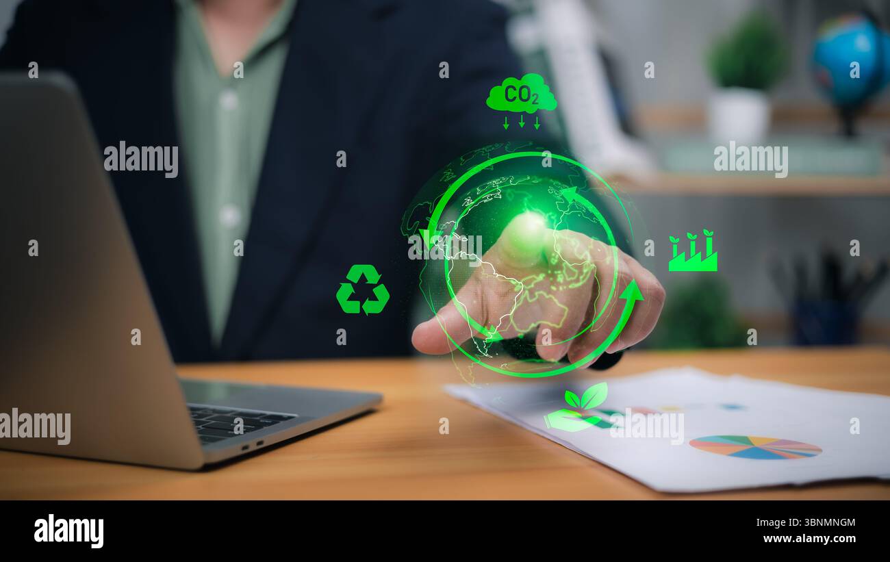 Person, die mit leuchtend grüner holografischer Erde und Umweltsymbolen wie Recycling, CO2, nachhaltige Industrie interagiert und umweltfreundliche Verkehrsmittel symbolisiert Stockfoto