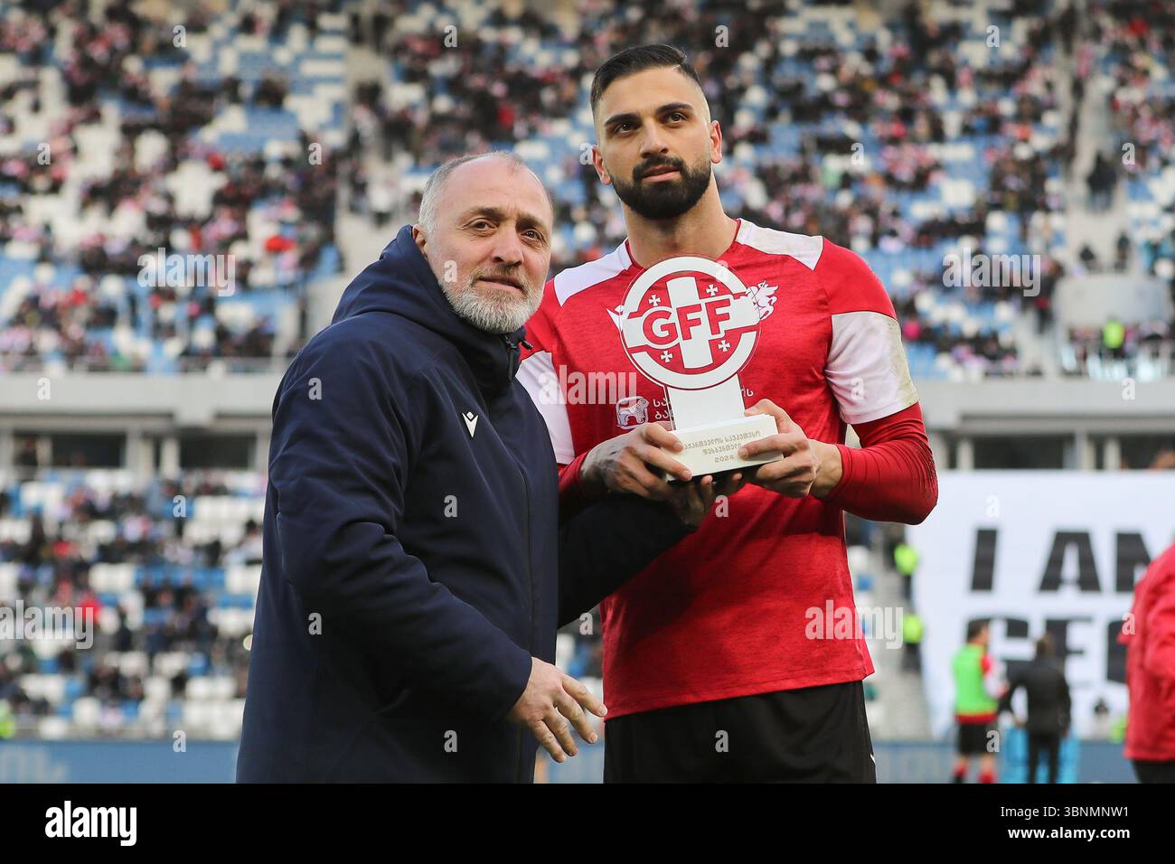 Der Vizepräsident des georgischen Fußballverbandes Alexander Iashvili verleiht dem georgischen Giorgi Mamardashvili den Preis für den besten Spieler Stockfoto
