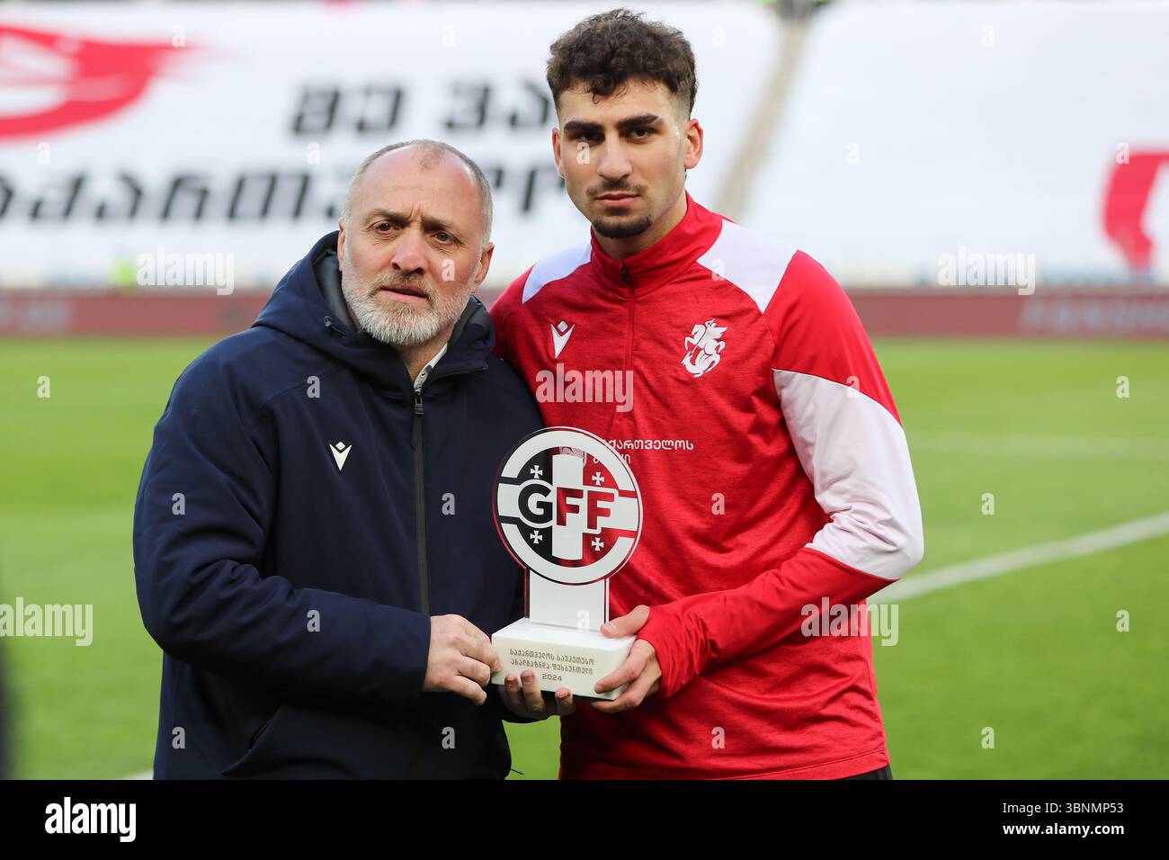 Der Vizepräsident des georgischen Fußballverbandes Alexander Iashvili verleiht Saba Goglichidze aus Georgien den Preis für den besten jungen Spieler. Stockfoto
