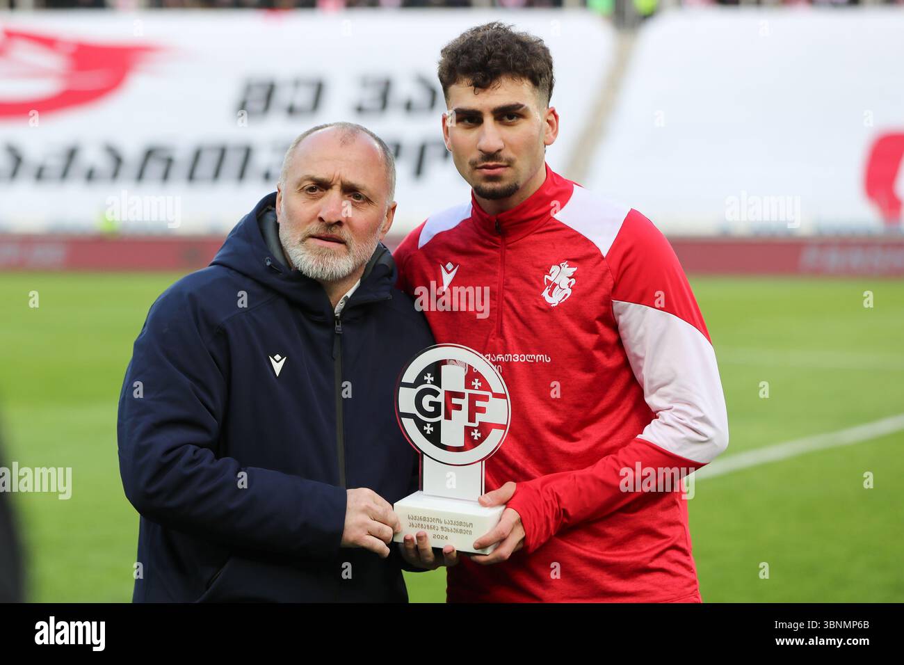 Der Vizepräsident des georgischen Fußballverbandes Alexander Iashvili verleiht Saba Goglichidze aus Georgien den Preis für den besten jungen Spieler. Stockfoto