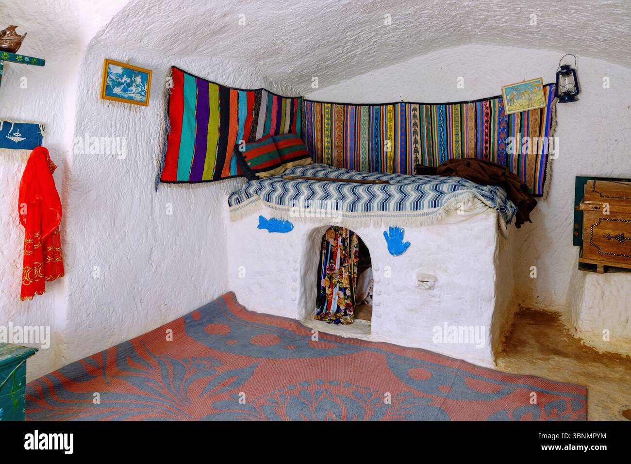 Berbermuseum (Musee Berbere de Tamezret), Innenraum einer Höhlenwohnung im Berberdorf Tamezret, Tunesien Stockfoto