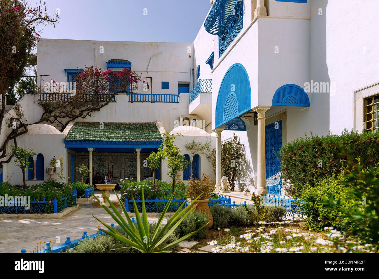 Dar Ennejma Ezzahra Palast mit persischem Garten in der Altstadt (Medina) von Sidi Bou Said, Tunesien Stockfoto
