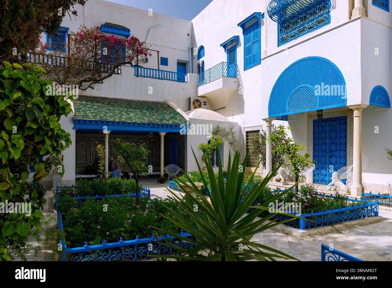 Dar Ennejma Ezzahra Palast mit persischem Garten in der Altstadt (Medina) von Sidi Bou Said, Tunesien Stockfoto