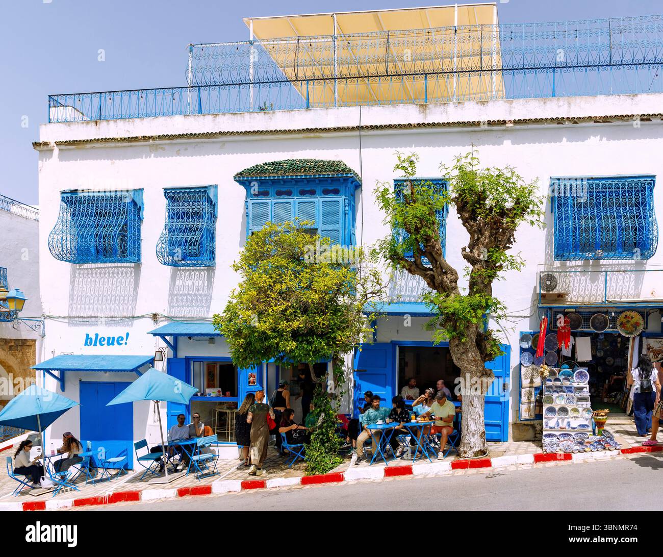 Cafe bleue! Mit arabischen Balkonen und blauen Fenstergittern in Sidi Bou Said, Tunesien Stockfoto