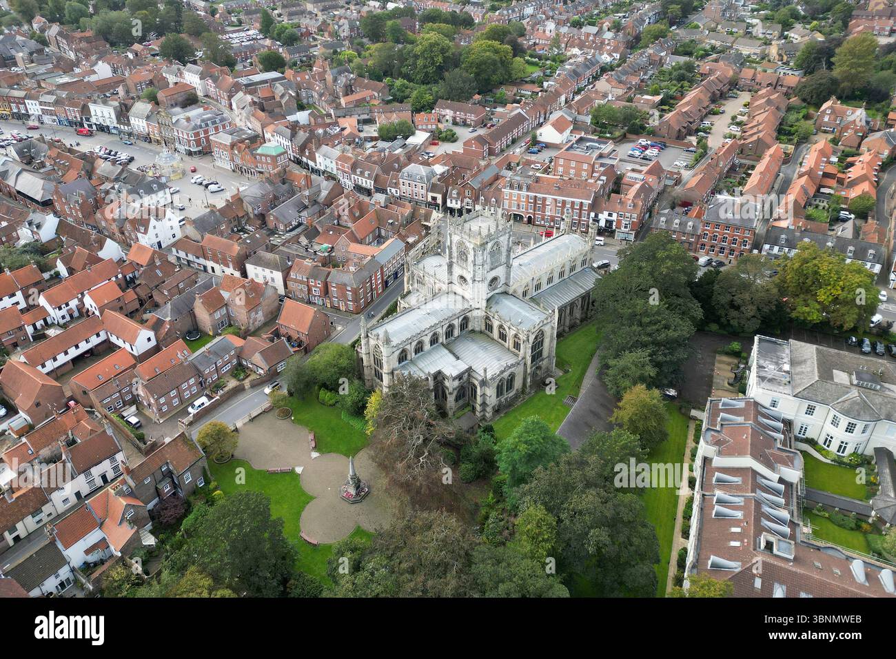 Aus der Vogelperspektive auf die St. Mary's Church, anglikanische Pfarrkirche. Beverley in der East Riding of Yorkshire. England. Es wurde ein Gebäude der Klasse I unter Denkmalschutz gestellt. Stockfoto
