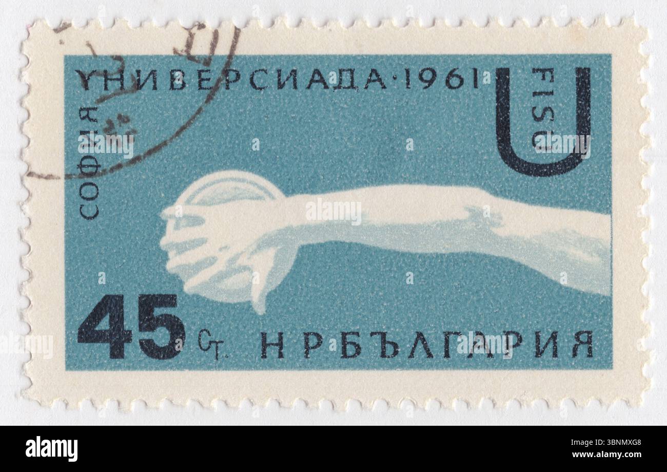 BULGARIEN — 15. Mai 1961: 45 stotinki stumpfblauer Briefmarken, die Allegorie des Diskuswurfs darstellen. Die Sommeruniversiade 1961, auch bekannt als II. Sommeruniversiade (World University Games), war ein internationales Sportereignis für Universitätsstudenten, das vom 26. August bis 3. September in Sofia (Bulgarien) stattfand. FISU World University Games. Sport an der Sommeruniversiade 1961: Leichtathletik, Basketball, Tauchen, Fechten, Gymnastik, schwimmen, Tennis, Volleyball, Wasserball Stockfoto