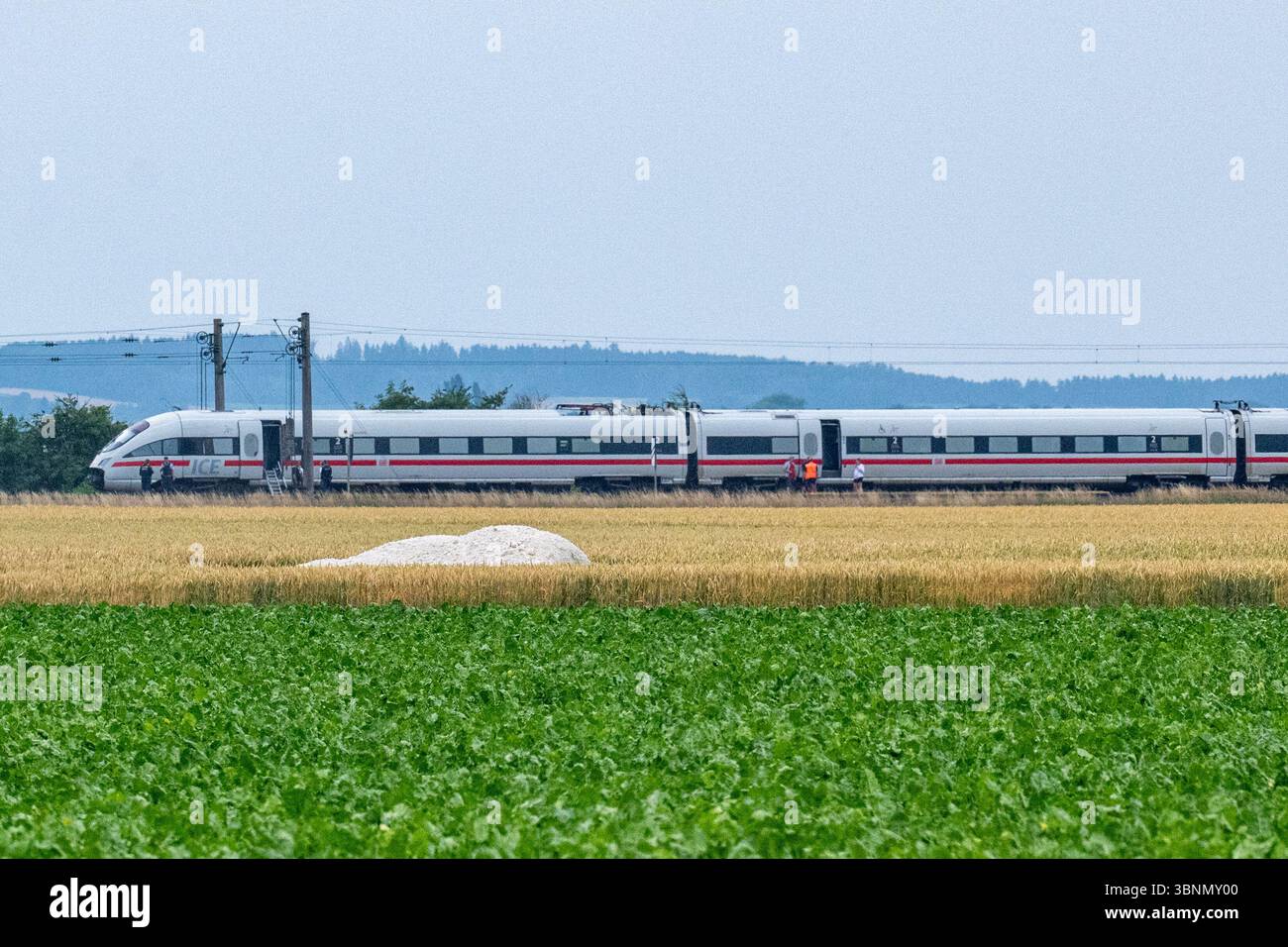 03. Juli 2025, Bayern, Straßkirchen: Polizei und Forensik untersuchen einen ICE-Zug, bei dem ein Mann mehrere Fahrgäste in Niederbayern attackierte. Der mutmaßliche Täter wurde verhaftet. Er hatte gefährliche Gegenstände bei dem Angriff benutzt. Foto: Armin Weigel/dpa Stockfoto