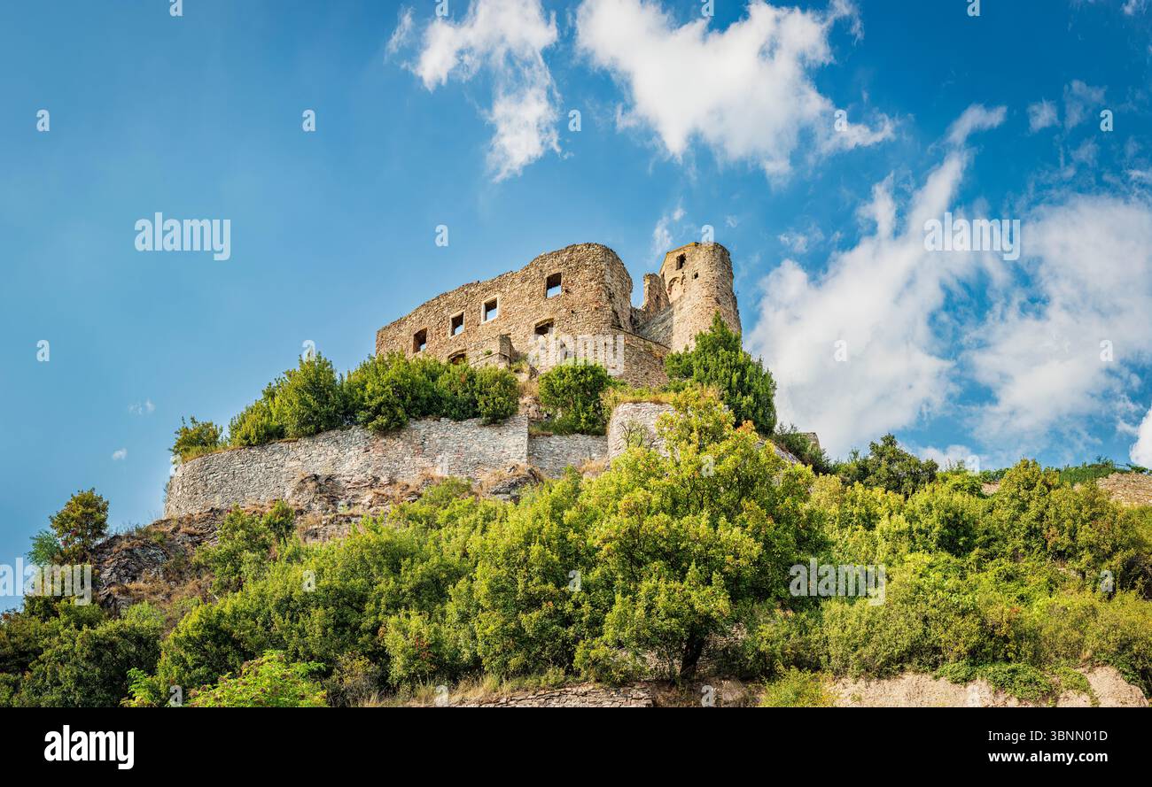 Burg Ehrenfels, eine Hügelburg, Ruine mit Zwinger und Graben, Südostseite, wo das Mittelrheintal beginnt Stockfoto