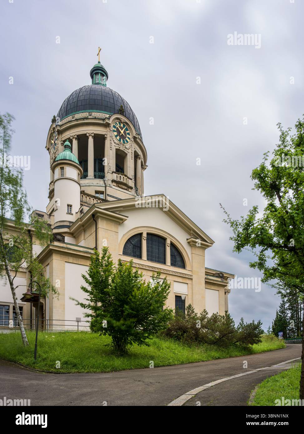 Schweiz, Zürich, Hottingen, Heilig-Kreuz-Kirche, Äußere, Kuppel und Uhr Stockfoto