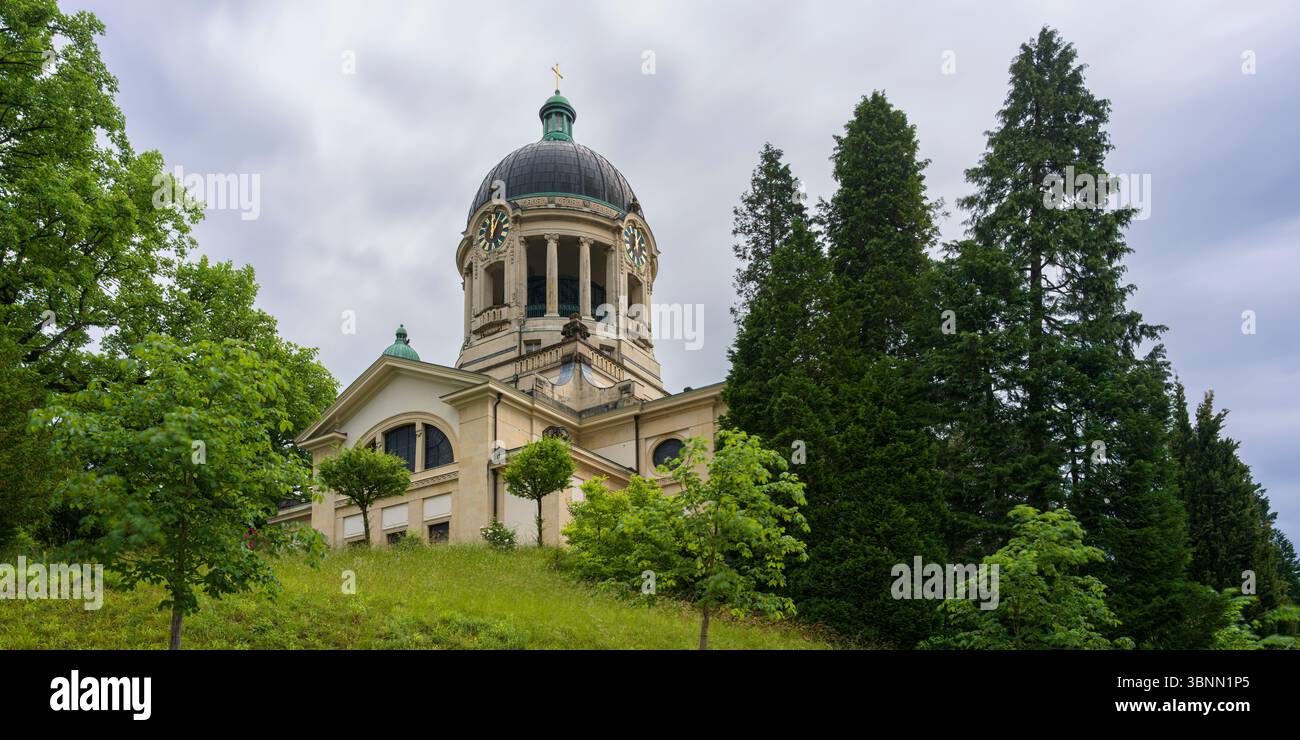 Schweiz, Zürich, Hottingen, Heilig-Kreuz-Kirche, Äußere, Kuppel und Uhr Stockfoto