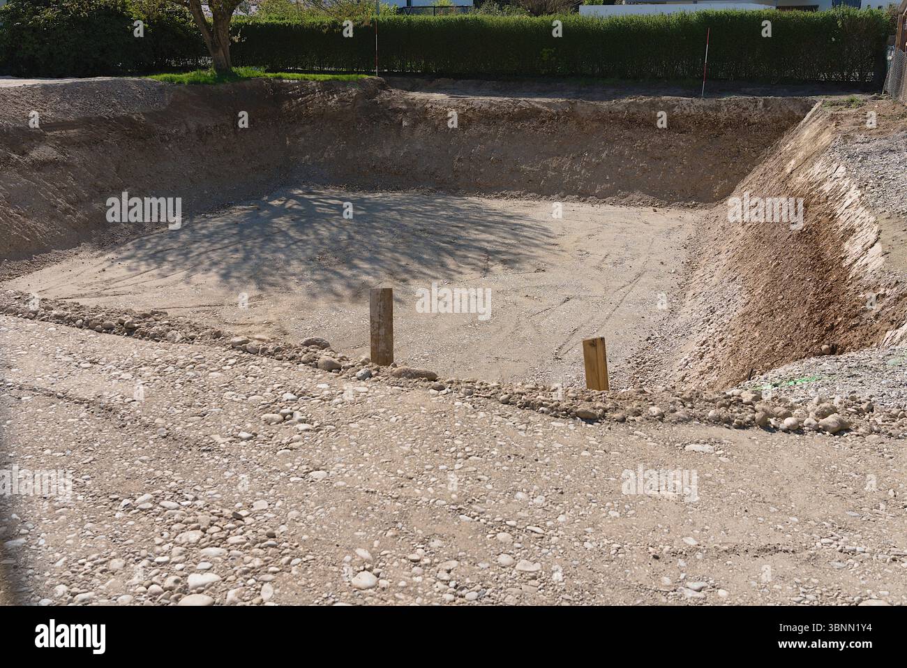 Deutschland, Bayern, Oberbayern, Altötting, Hausbau, Einfamilienhaus, ausgehobene Baugrube, Untergeschoss Aushub Stockfoto