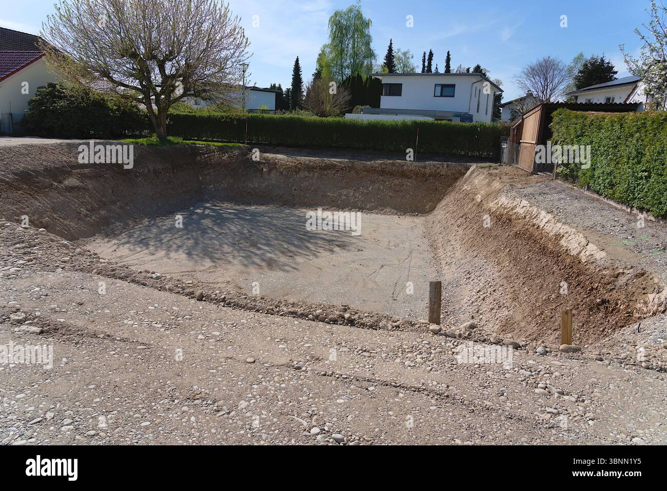 Deutschland, Bayern, Oberbayern, Altötting, Hausbau, Einfamilienhaus, ausgehobene Baugrube, Untergeschoss Aushub Stockfoto