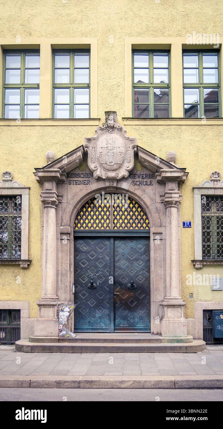 Eingangstür zur Gewerbeschule Kerschensteiner in Lehel, München. Baujahr 1905. Stockfoto