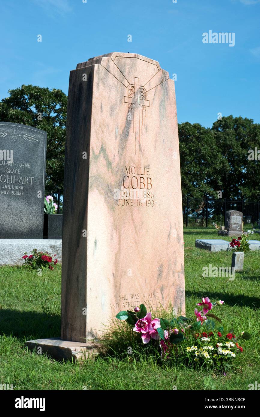 Grabmal von Mollie Cobb (Burkhart), einer Osage-Frau, die die Morde der Osage-Indianer „Reign of Terror“ im Osage County, Oklahoma, überlebte. Stockfoto