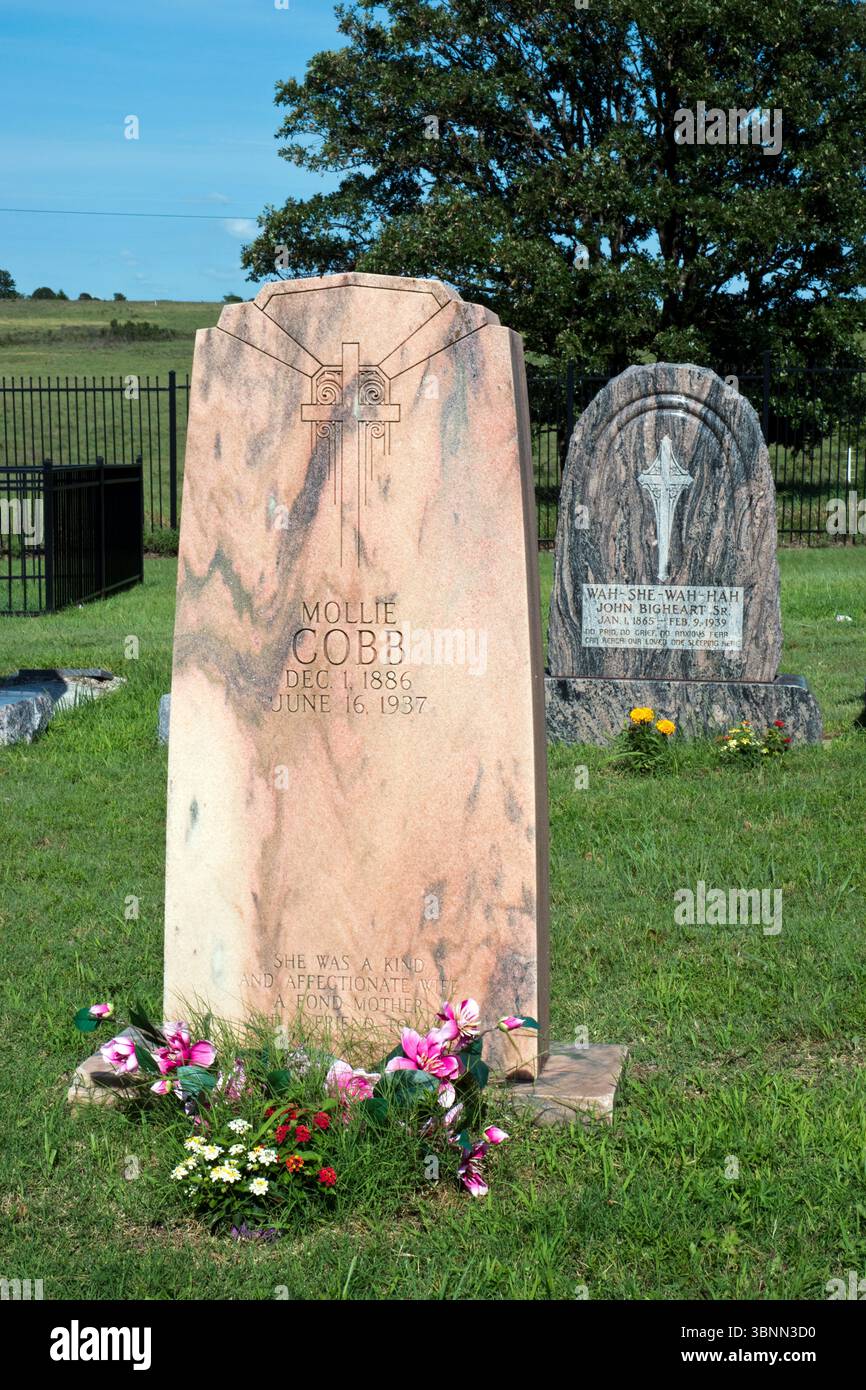 Grabmal von Mollie Cobb (Burkhart), einer Osage-Frau, die die Morde der Osage-Indianer „Reign of Terror“ im Osage County, Oklahoma, überlebte. Stockfoto