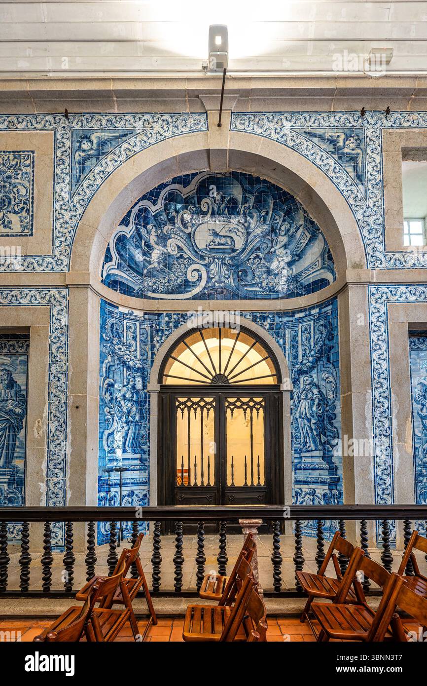 Das Innere der Kirche Santa Maria in Sesimbra, Portugal. Igreja de Nossa Senhora do Castelo. Kleiner Schrein, weißes Gebäude aus dem 17. Jahrhundert mit rotem Do Stockfoto