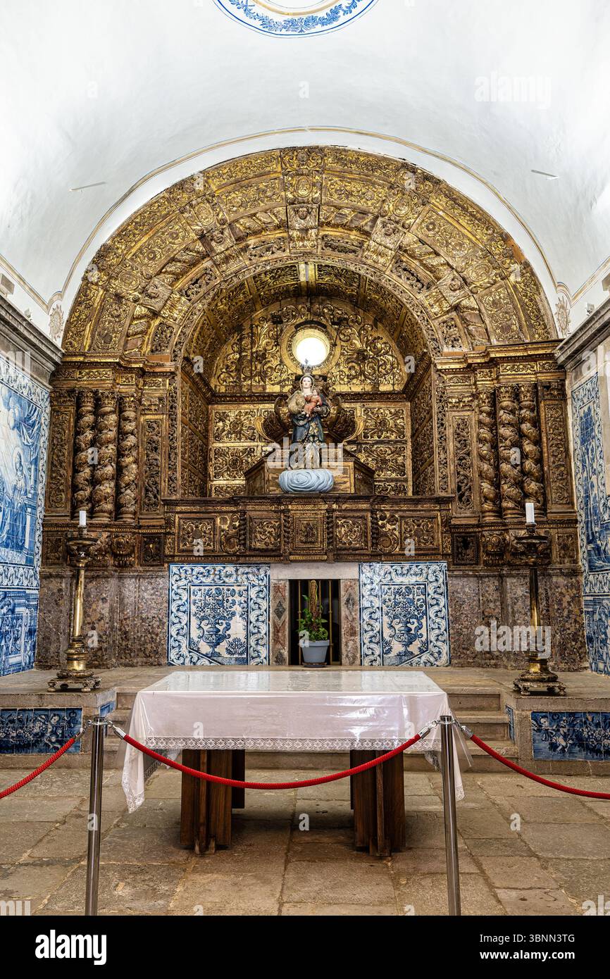 Das Innere der Kirche Santa Maria in Sesimbra, Portugal. Igreja de Nossa Senhora do Castelo. Kleiner Schrein, weißes Gebäude aus dem 17. Jahrhundert mit rotem Do Stockfoto