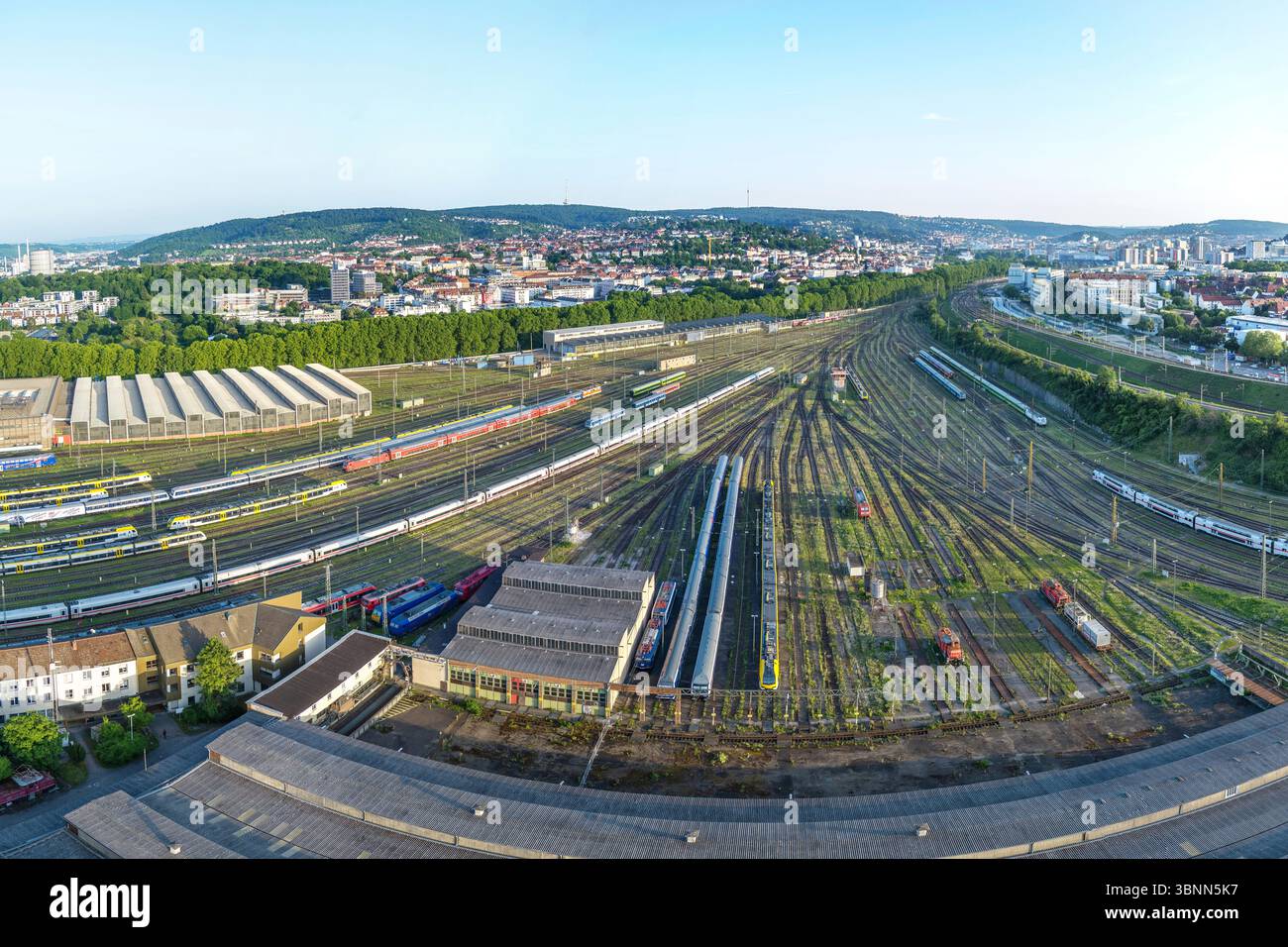 Deutschland, Baden-Württemberg, Stuttgart, Stuttgart Nord Gleisvorfeld vor dem Rosensteinpark in Stuttgart. Städtebauliche Fläche im Zuge des Bauprojekts Stuttgart 21, Rosensteinquartier. Stockfoto