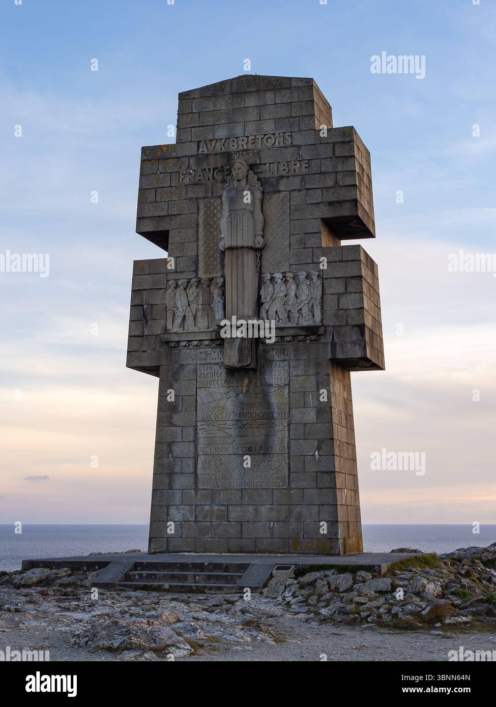 Camaret-sur-Mer, Frankreich – 23. Mai 2025: Das Croix de Pen-Hir, ein monumentales Denkmal für die Bretonen des Freien Frankreichs während des Zweiten Weltkriegs, steht auf einer felsigen Klippe Stockfoto