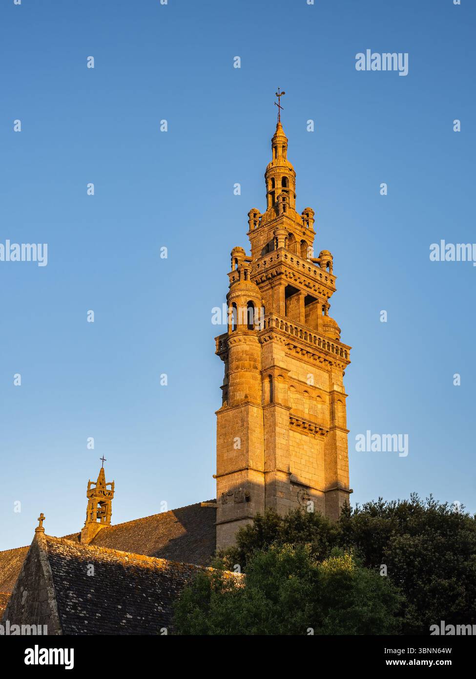 Roscoff, Frankreich – 19. Mai 2025: Der kunstvolle Renaissance-Glockenturm der Kirche Notre-Dame-de-Croaz-Batz in Roscoff, Bretagne, Frankreich, erbaut im 16. Jahrhundert Stockfoto