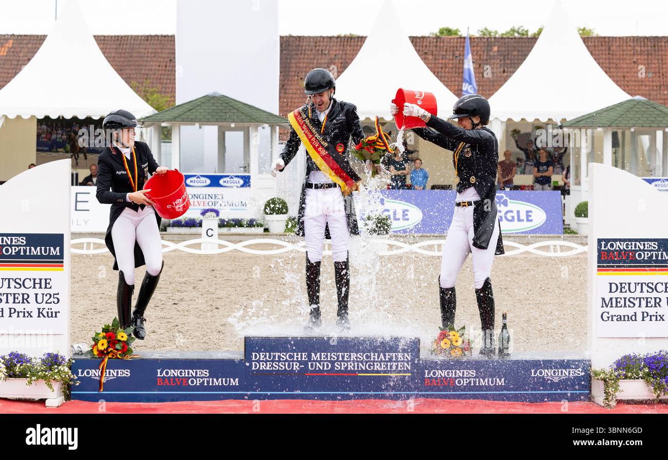 Deutsche Dressur Grand Prix Freistil U25 Meisterschaften, Moritz Treffinger (GER), Anna Soelermann (GER), Elisabeth von Wulffen (GER), Springborgs Guardian, 515, Triple A bei der Longines Balve Optimum 2025 Stockfoto