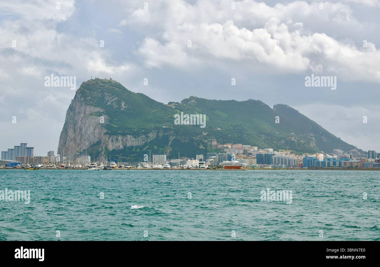 Küste von Gibraltar Blick auf das britische Überseegebiet von der Bucht an einem trüben windigen Tag mit Schiffen, die auf die Einfahrt in den Hafen warten Gibraltar Vereinigtes Königreich Stockfoto
