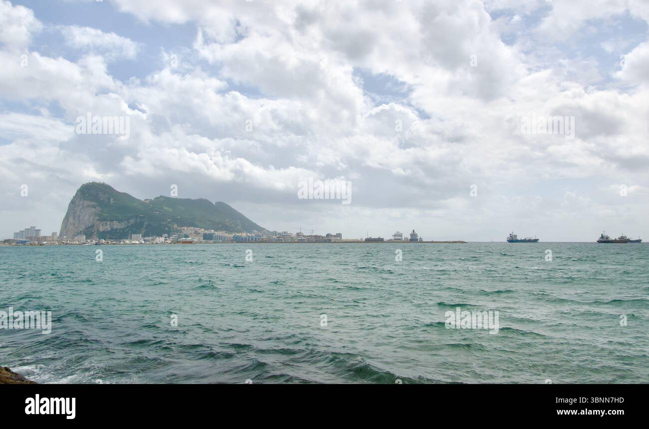 Küste von Gibraltar Blick auf das britische Überseegebiet von der Bucht an einem trüben windigen Tag mit Schiffen, die auf die Einfahrt in den Hafen warten Gibraltar Vereinigtes Königreich Stockfoto