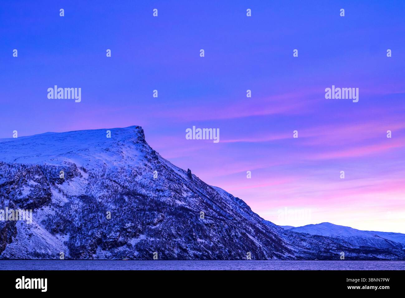 Europa, Norwegen, Kvaenangen Fjord, Berg im Abendlicht Stockfoto