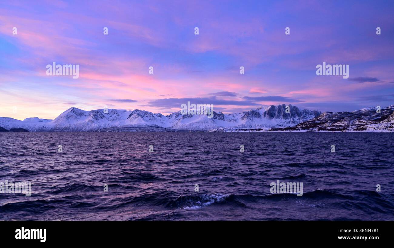 Europa, Norwegen, Kvaenangen Fjord, Berge im Abendlicht Stockfoto