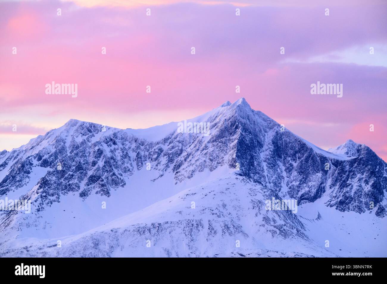 Europa, Norwegen, Kvaenangen Fjord, Berge im Abendlicht Stockfoto