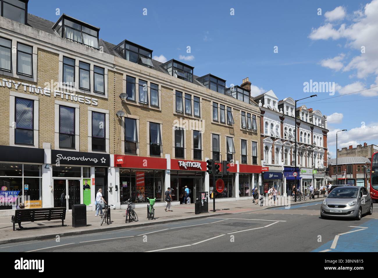 Balham, London, Großbritannien. Geschäfte und Restaurants an der Balham High Road. Stockfoto