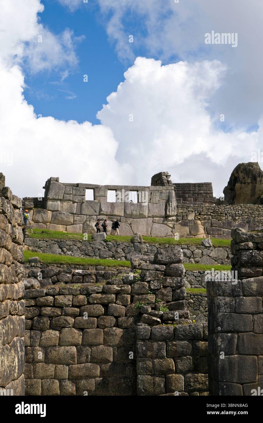 Tempel der drei Fenster in Machu Picchu, der Inka-Zitadelle aus dem 15. Jahrhundert in Peru, die oft als „verlorene Stadt der Inkas“ bezeichnet wird. Stockfoto