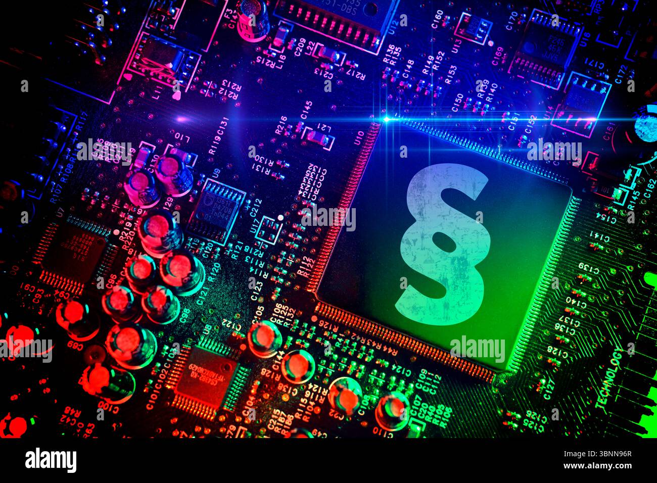 Computerchip mit Paragraph-Symbol, Cyberkriminalität und Strafverfolgung, Fotomontage Stockfoto
