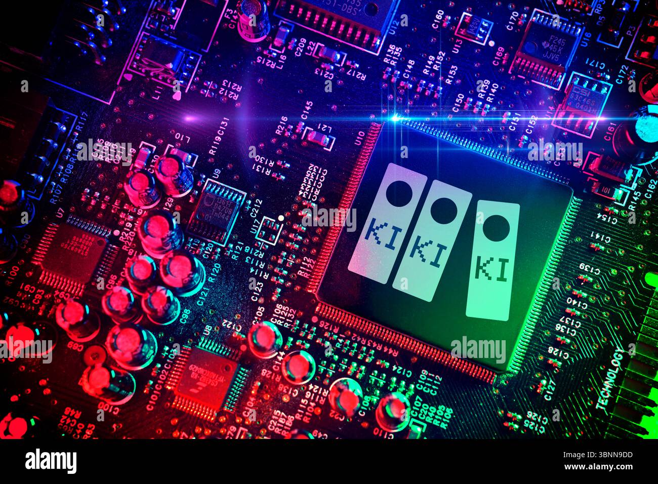 Computerchip mit Ordnersymbol und AI-Beschriftung, Symbolfoto für vereinfachte Büro- und Computerarbeit mit KI-Einsatz, Fotomontage Stockfoto