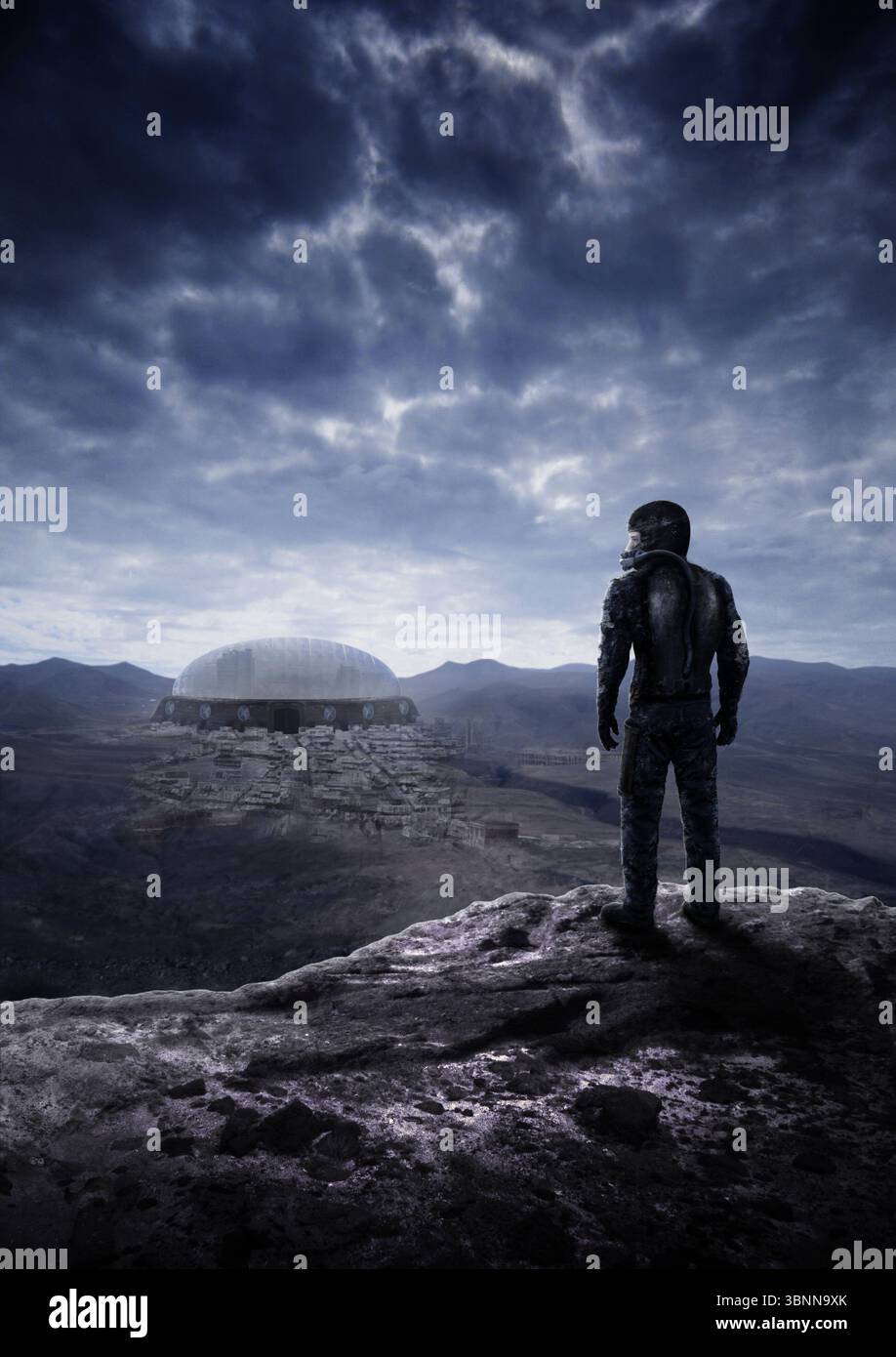 Ein Mann mit Atemschutzmaske, Helm und Kampfanzug, außerirdischer Planet, Biosphäre, Stadt, Siedlung, Kolonie, bewölkter Himmel, Berge, karge Landschaft, Felsen, Stockfoto