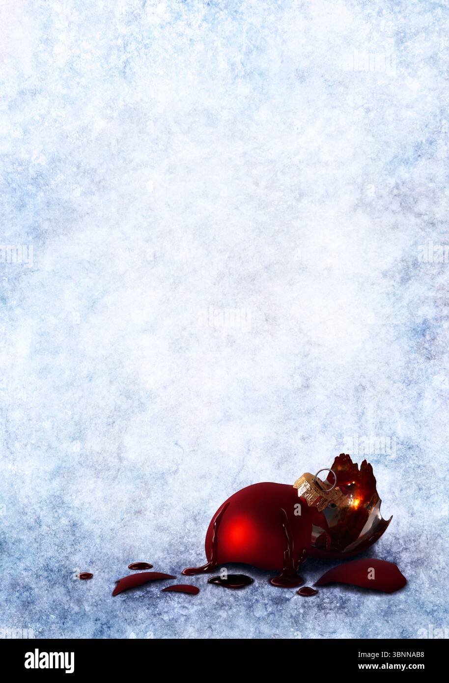 Eine gebrochene Weihnachtsbaumkugel mit Blutspuren inmitten einer eisigen Schneedecke Stockfoto