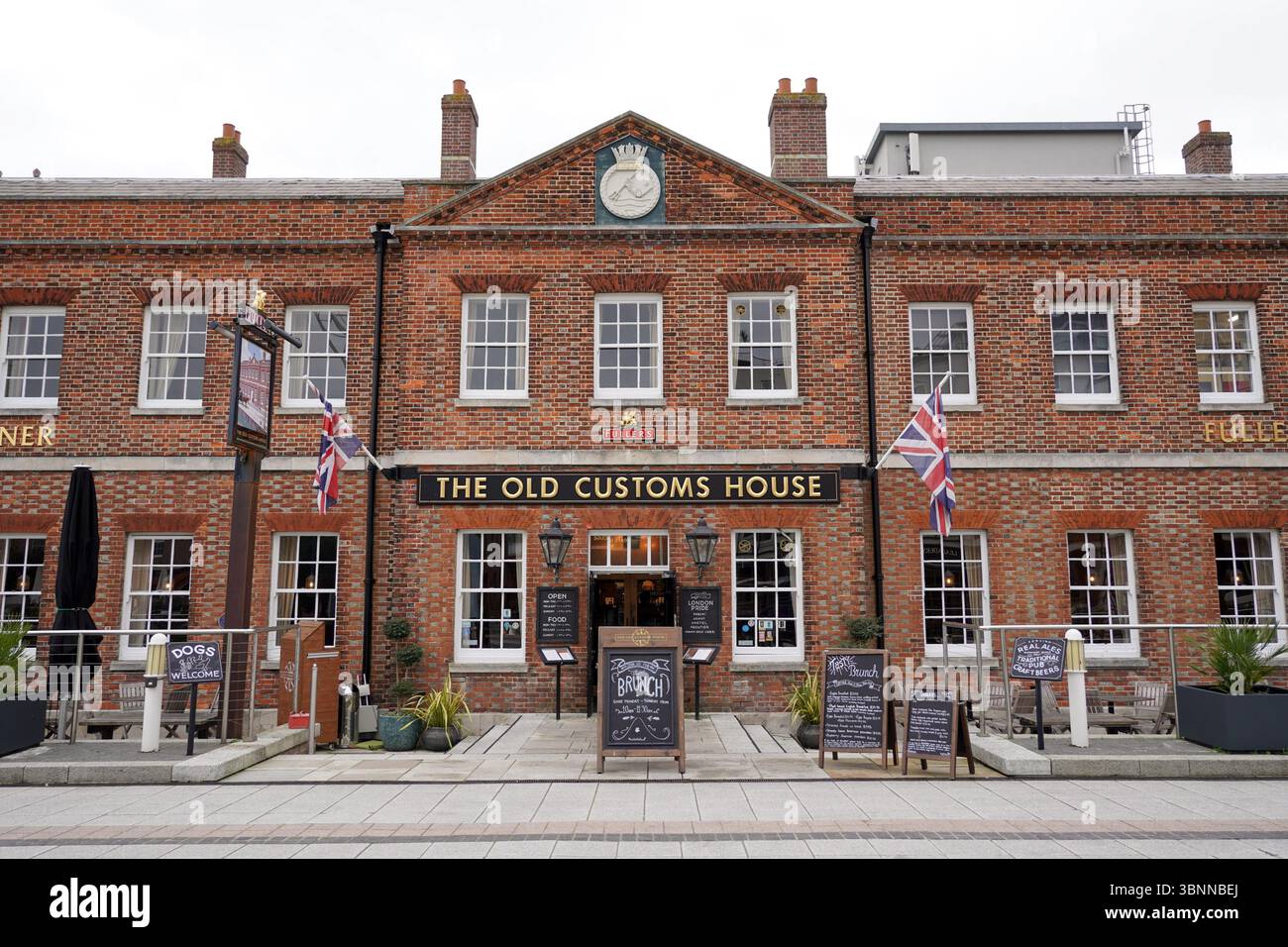 The Old Customs House Pub in Portsmouth, England, 8. Januar 2024. Traditioneller britischer Pub in historischem Gebäude Stockfoto
