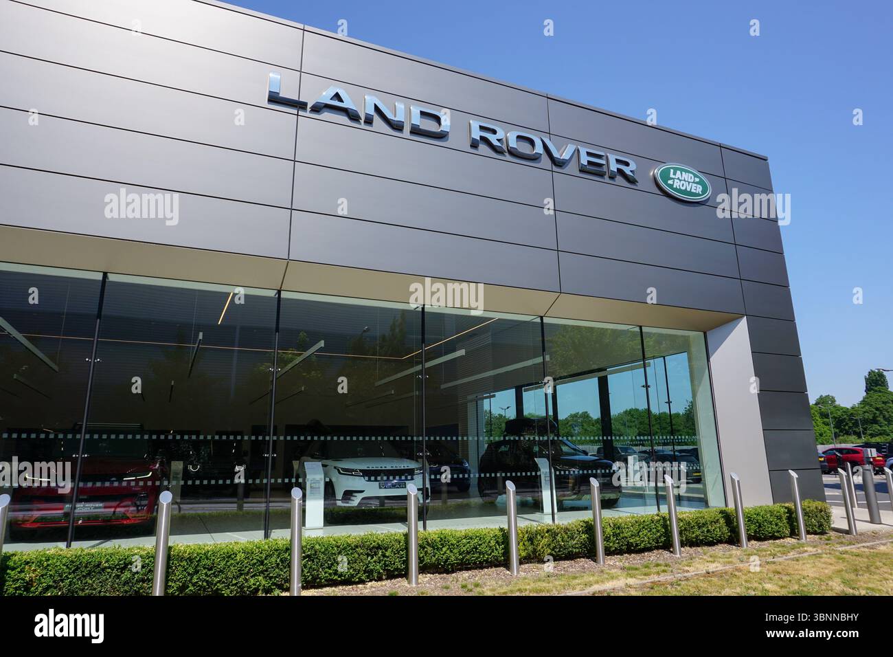 Land Rover Car Showroom in Southampton UK 13. Juni 2023 – Hersteller von Luxusautos Stockfoto