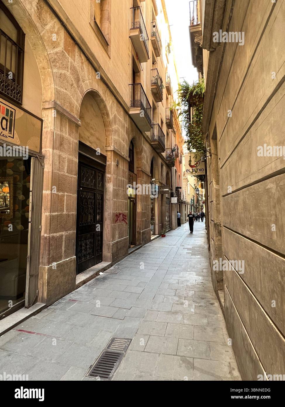 Barcelona Spanien, 10. Mai 2022: Eine charmante alte Straße in Barcelona mit Steinhäusern. - Smartphone-aufgenommenes Stockfoto