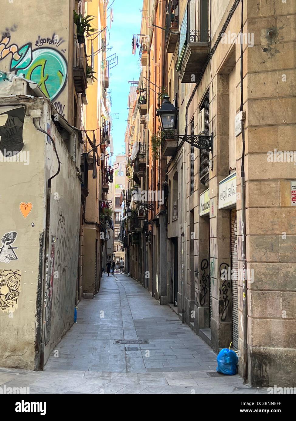 Barcelona Spanien, 10. Mai 2022: Eine charmante alte Straße in Barcelona mit Steinhäusern - Smartphone-aufgenommenes Stockfoto
