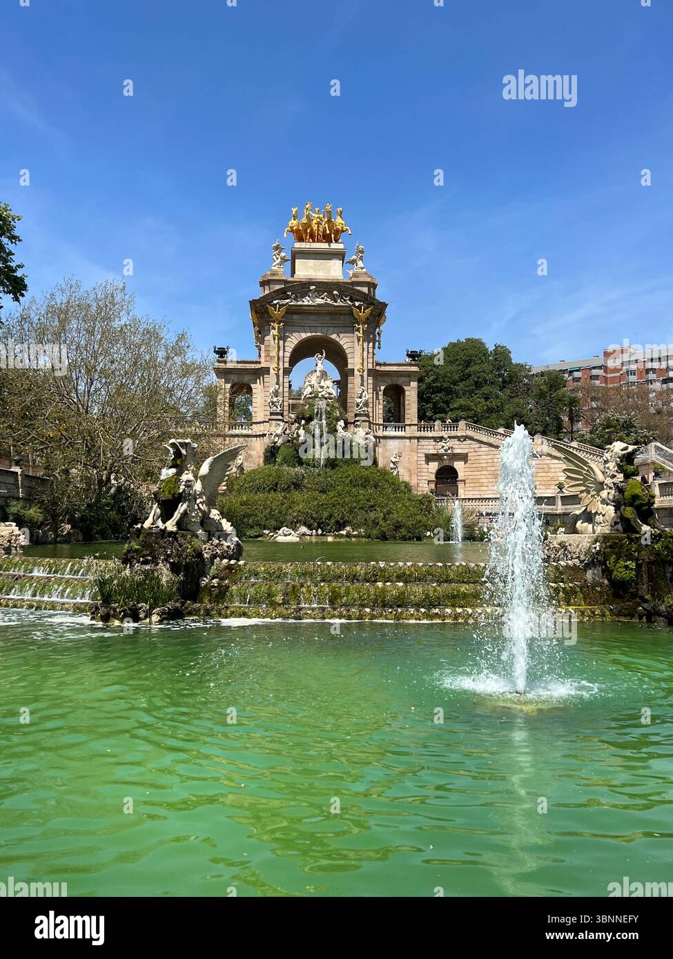 Barcelona Spanien, 10. Mai 2022, Cascada Monumental in Ciutadella Parkl in Barcelona ist ein atemberaubender Brunnen und architektonisches Meisterwerk. - Smartphone-aufgenommenes Stockfoto