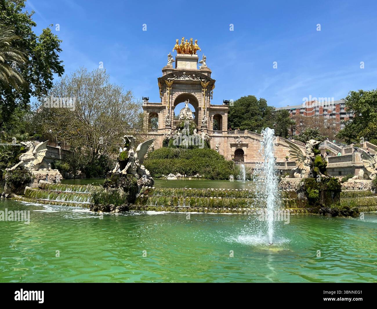 Barcelona Spanien, 10. Mai 2022, Cascada Monumental im Ciutadella Park in Barcelona ist ein atemberaubender Brunnen und architektonisches Meisterwerk. - Smartphone-aufgenommenes Stockfoto