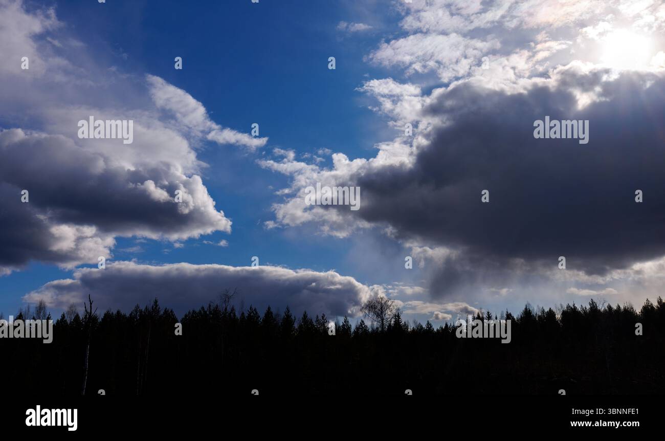 Dunkelgraue Regenwolken und klarer blauer Himmel, Finnland Stockfoto