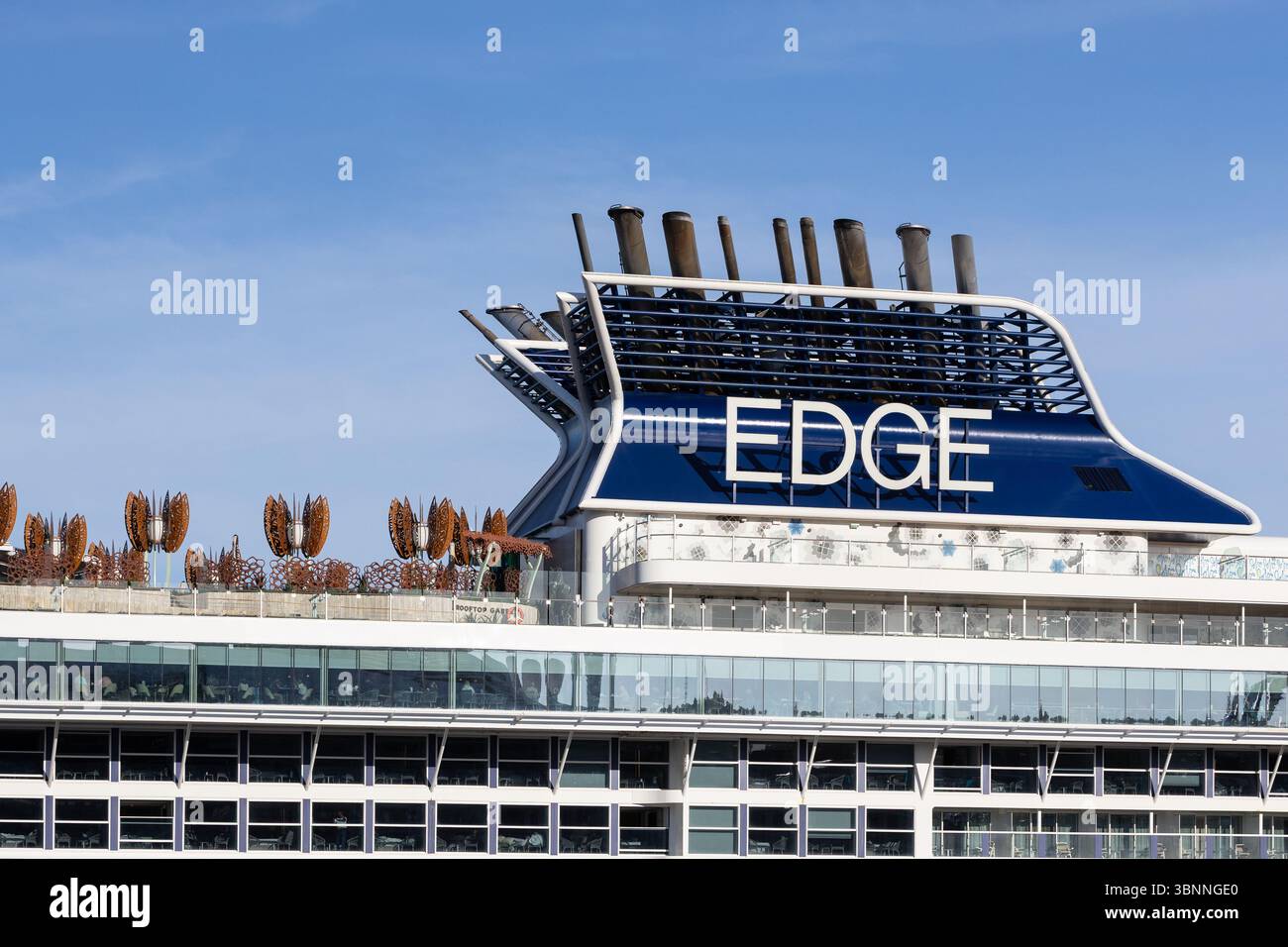 Das Celebrity Cruises Edge Kreuzfahrtschiff hat in Seattle angedockt. Das Schiff ist das erste Schiff ihrer Edge-Linie und bekannt für seine luxuriöse Ausstattung. Stockfoto