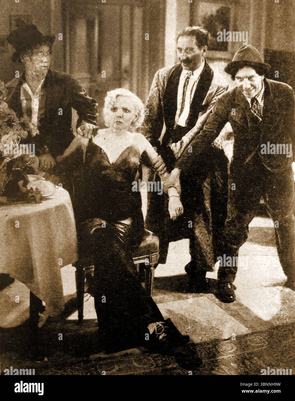 FILM - FILME - KINO - GESCHICHTE - Harpo, Groucho und Chico "die Marx Brüder" in einer Szene von Einem Tag bei den Rennen (1936 ) Stockfoto