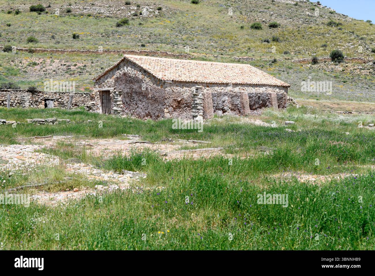 Ojos Negros, Salzgärten (Verdunstungsteiche und Salzdepot). Teruel, Aragón, Spanien. Stockfoto